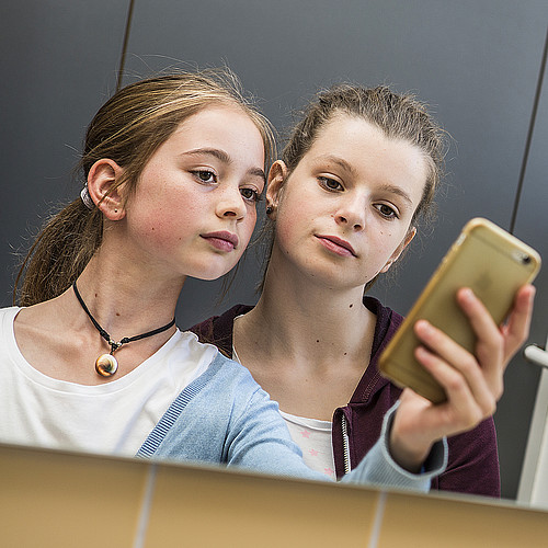 Zwei jugendliche Mädchen machen ein Selfie.