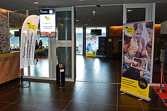 Eingangsbereich im Wankdorfstadion zum Saal für die Veranstaltung Jugend und Medien.