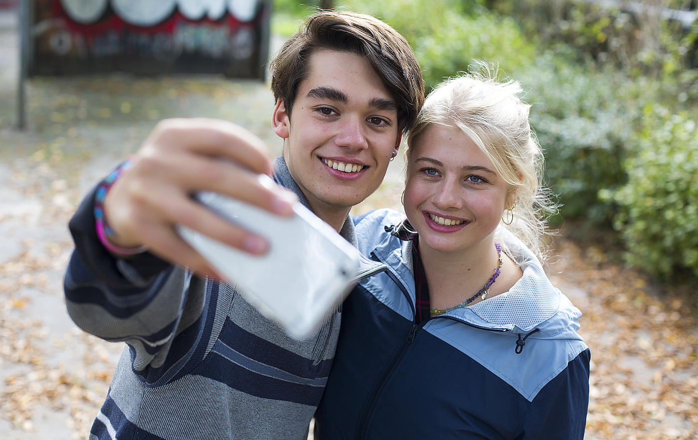 Zwei jugendliche die ein Selfie machen.