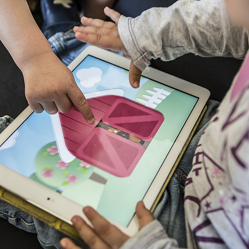 Kleinkinder, die spielerisch mit dem Tablet lernen
