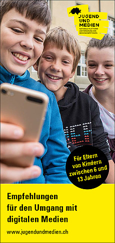 Titelseite unseres Flyers auf dem drei Kinder gemeinsam auf ein Smartphone schauen