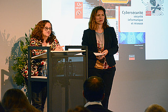 Zwei vortragende Frauen von "Cybersécurité"