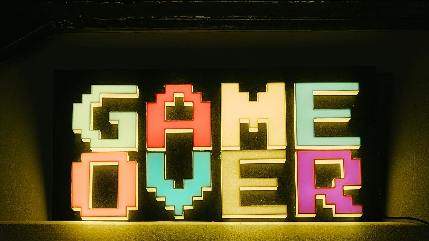 Schriftzug "Game Over" in LED-Buchstaben