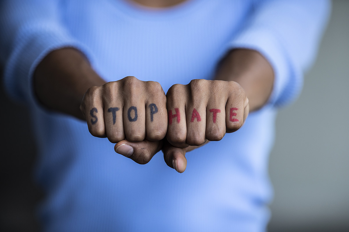 Zwei Fäuste auf denen "Stop Hate" steht.