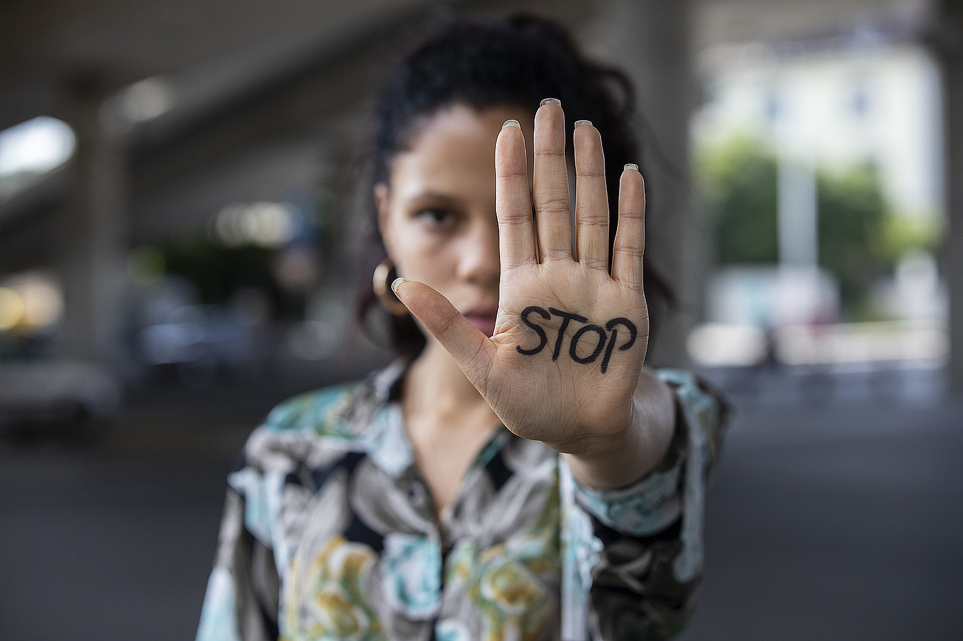 Eine Handfläche mit Stop darauf