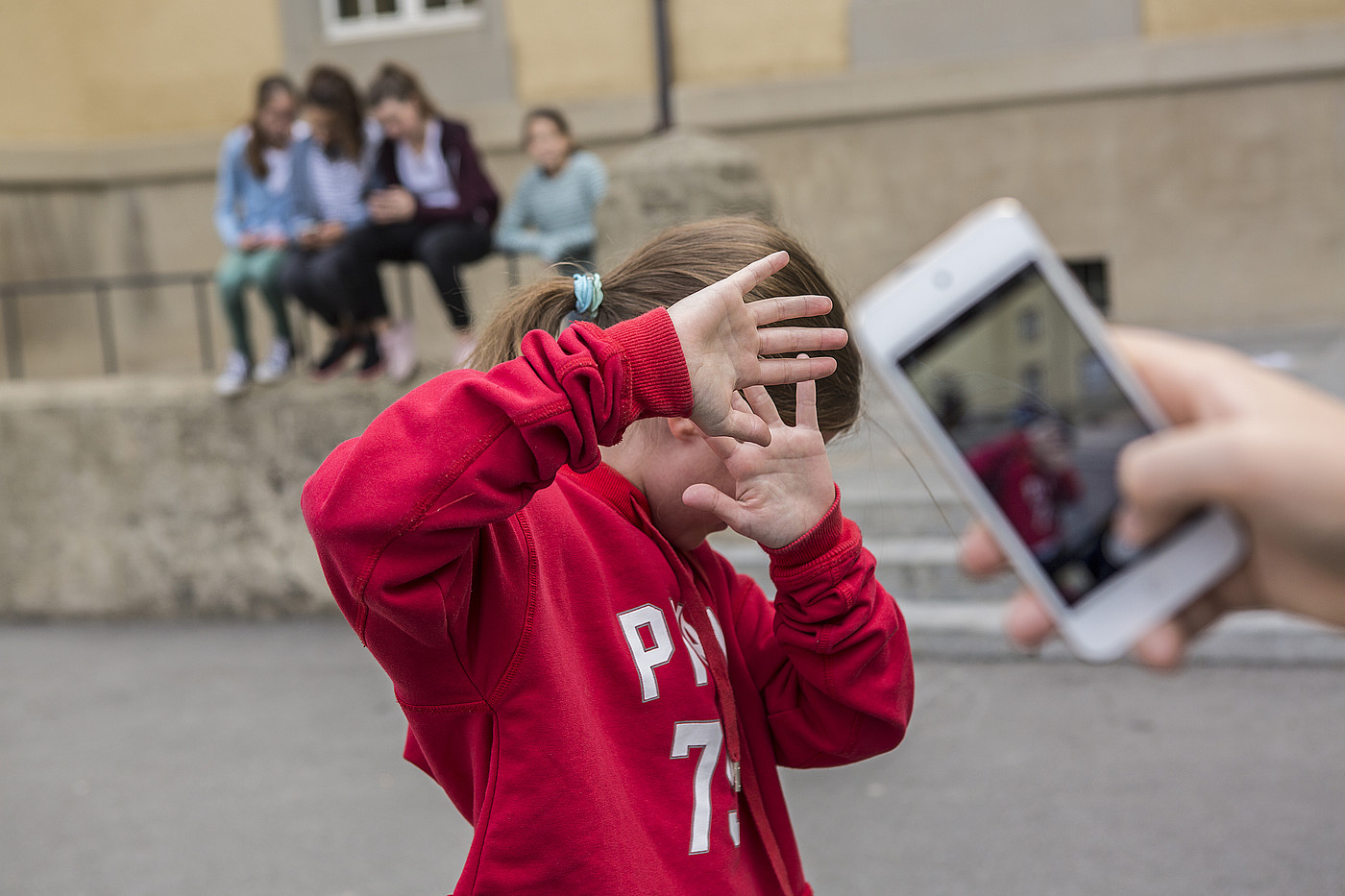 Eine Jugendliche wird gegen ihren Willen fotografiert.