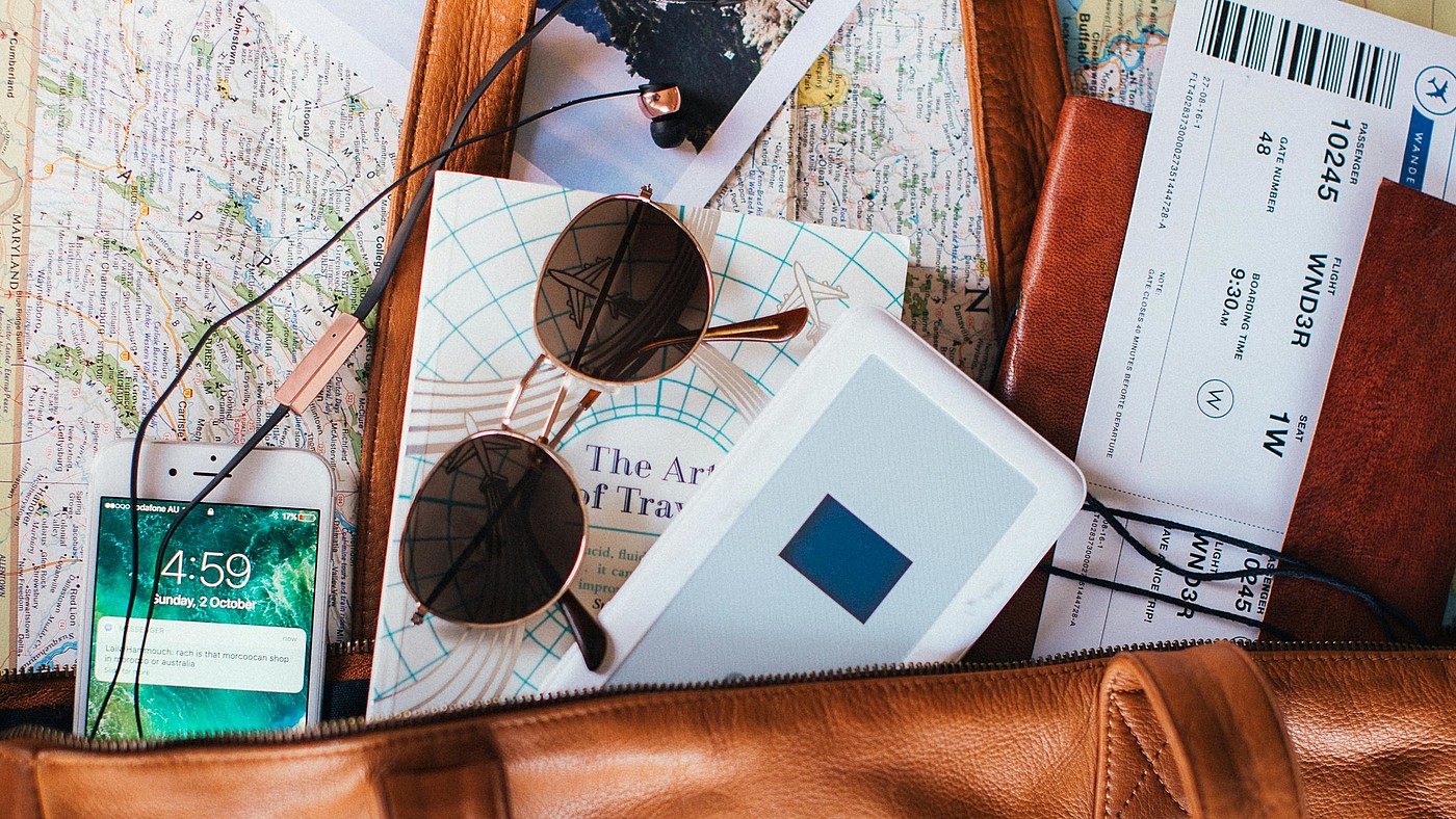 Tasche mit Reisesachen und Smartphone