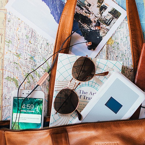 Tasche mit Reisesachen und Smartphone