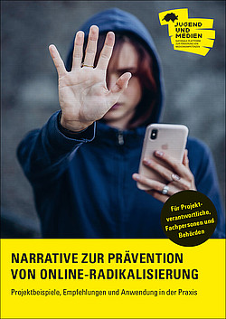 Eine Jugendliche die eine Hand mit ausgestreckten Fingern nach vorne hält und in der anderen Hand ein Smartphone hält.