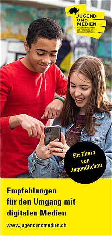 Titelseite unseres Flyers auf dem zwei Jugendliche gemeinsam auf ein Smartphone schauen
