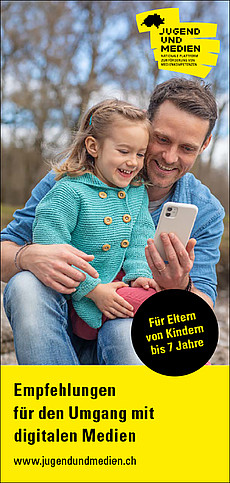 Titelseite des Flyers mit einem Vater und seiner Tochter auf dem Schoss, die lächelnd auf ein Smartphone schauen