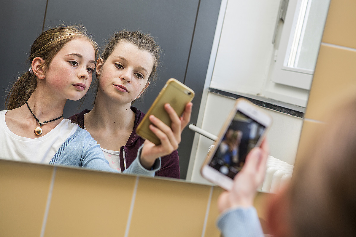 Zwei jugendliche Mädchen machen ein Selfie.