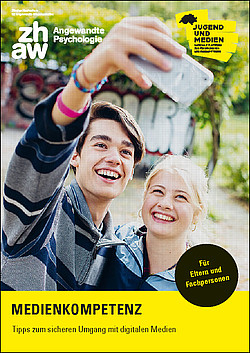 Titelseite unserer Broschüre auf der zwei Jugendliche ein Selfie machen.